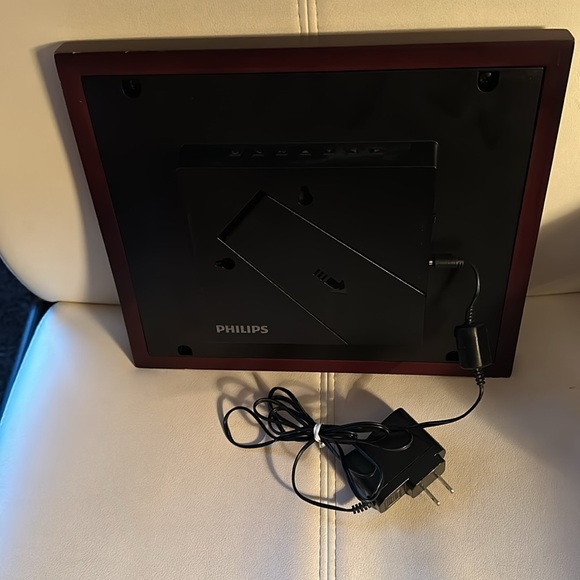 Philips digital photo frame, some wear on the frame. (See photos) - Picture 2 of 5